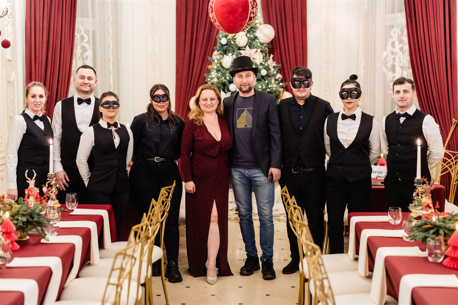 Staff-ul Palatului cu măști negre lângă bradul de Crăciun