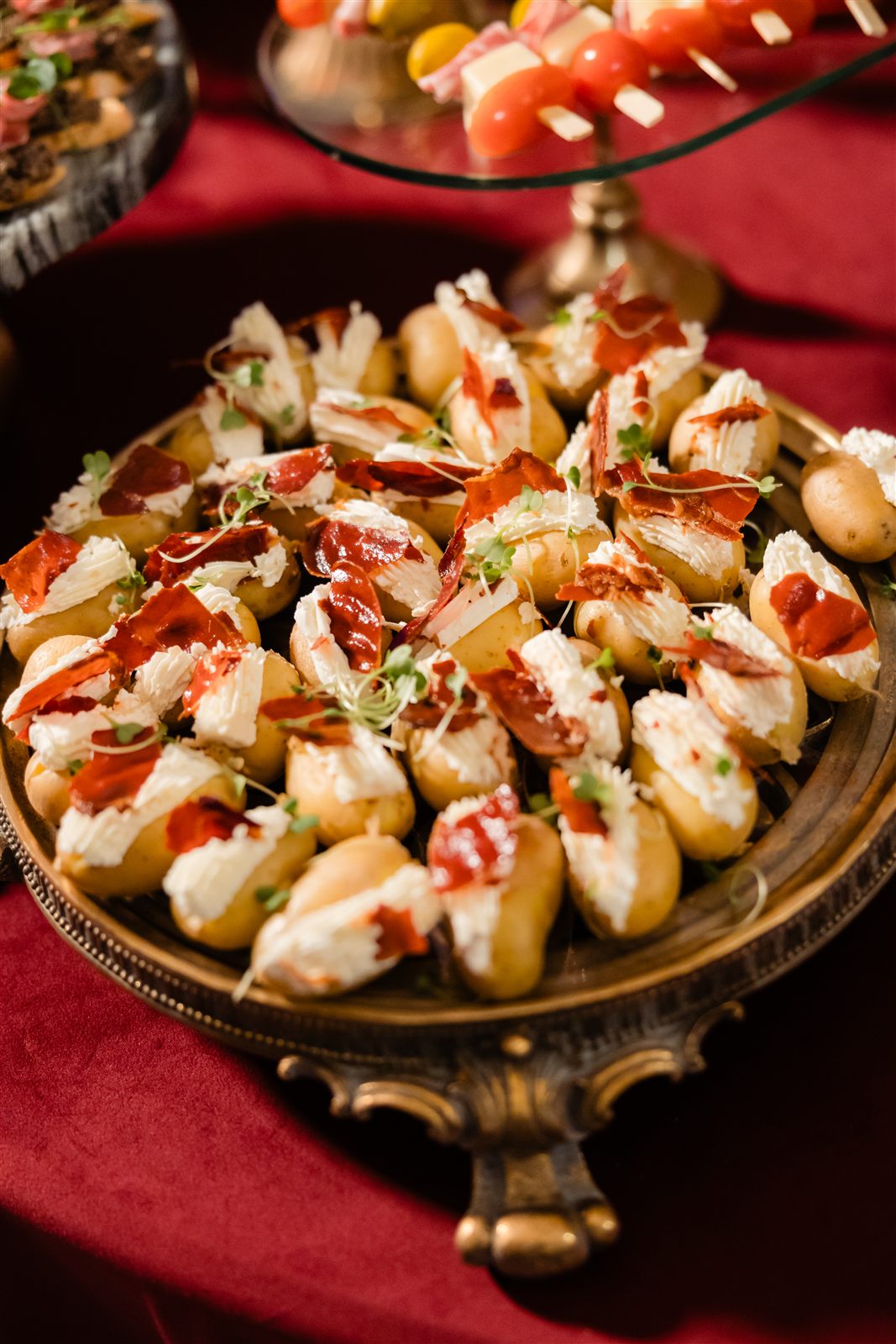 Tarte aperitiv pe platou auriu, bucătăria Palatului Noblesse
