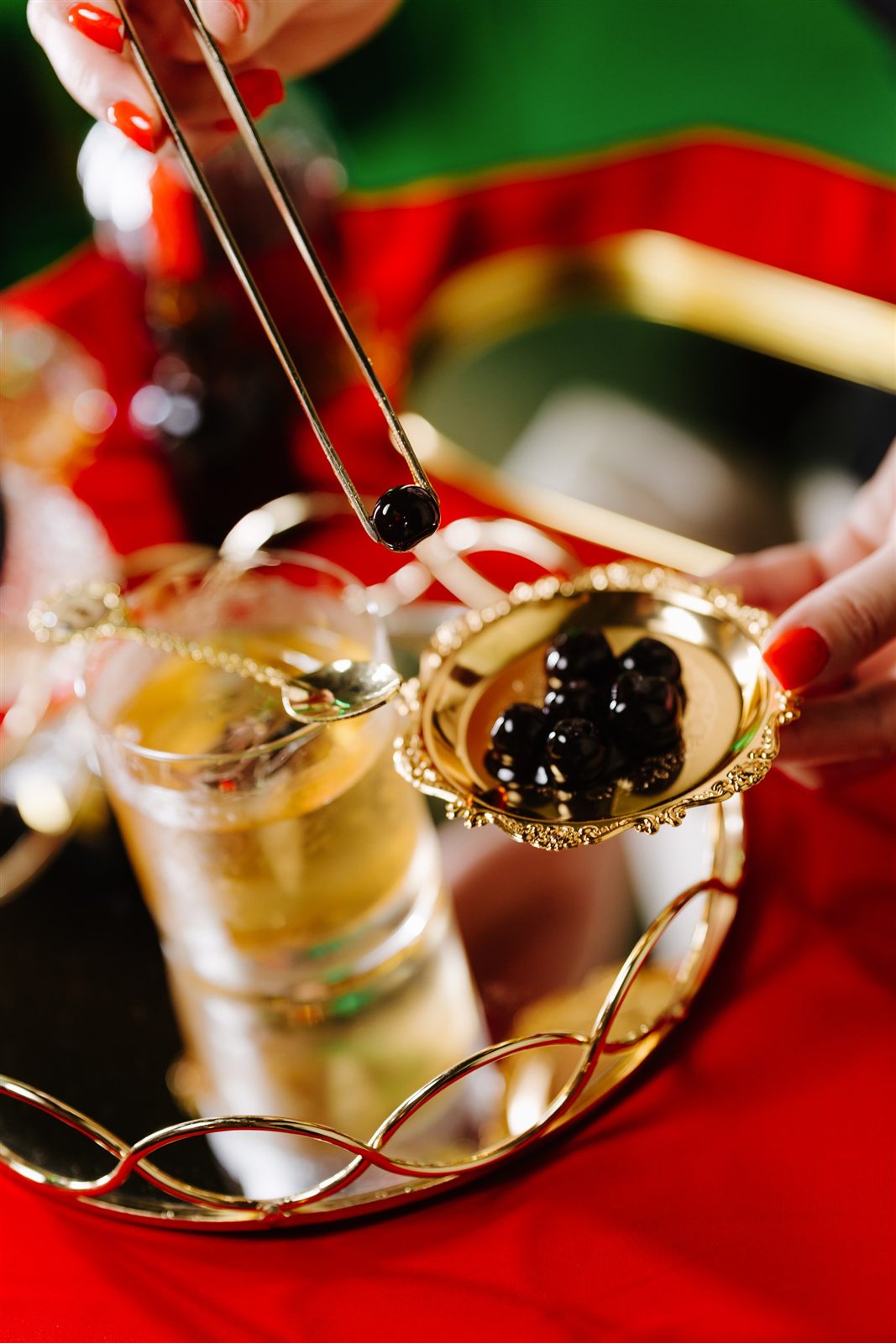 Cocktail signature garnisit cu rozmarin la o cină de gală la Palatul Noblesse
