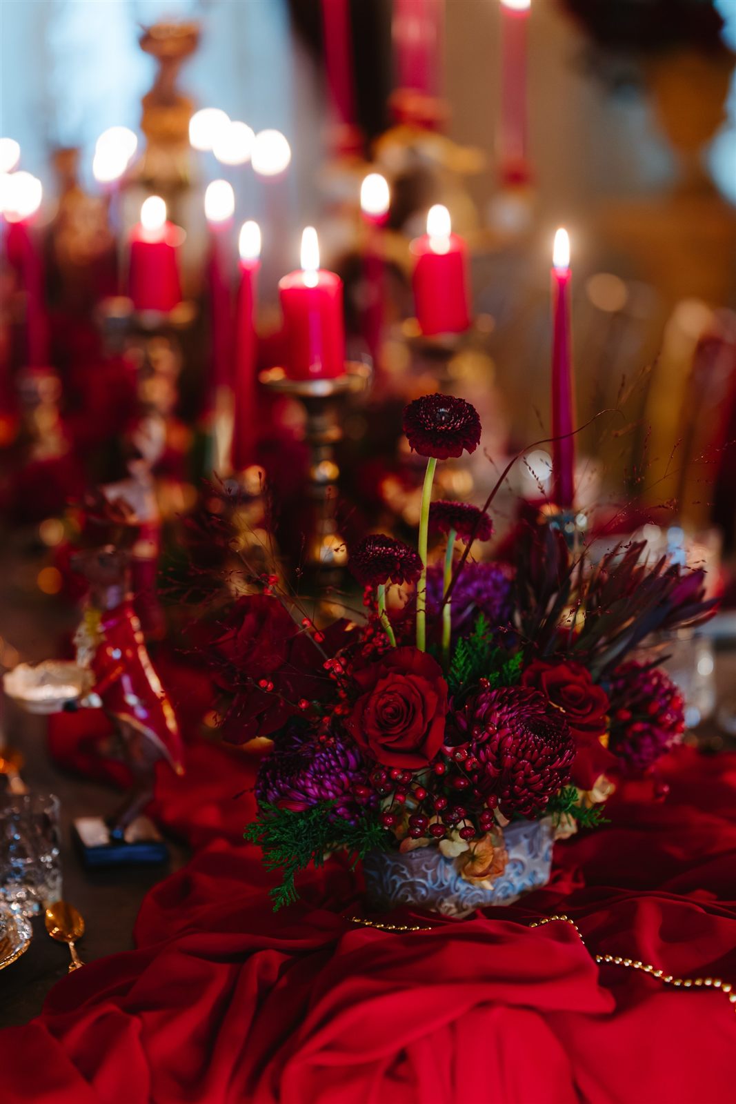Masă festivă de gală cu cristale și sfeșnice aurii la Palatul Noblesse