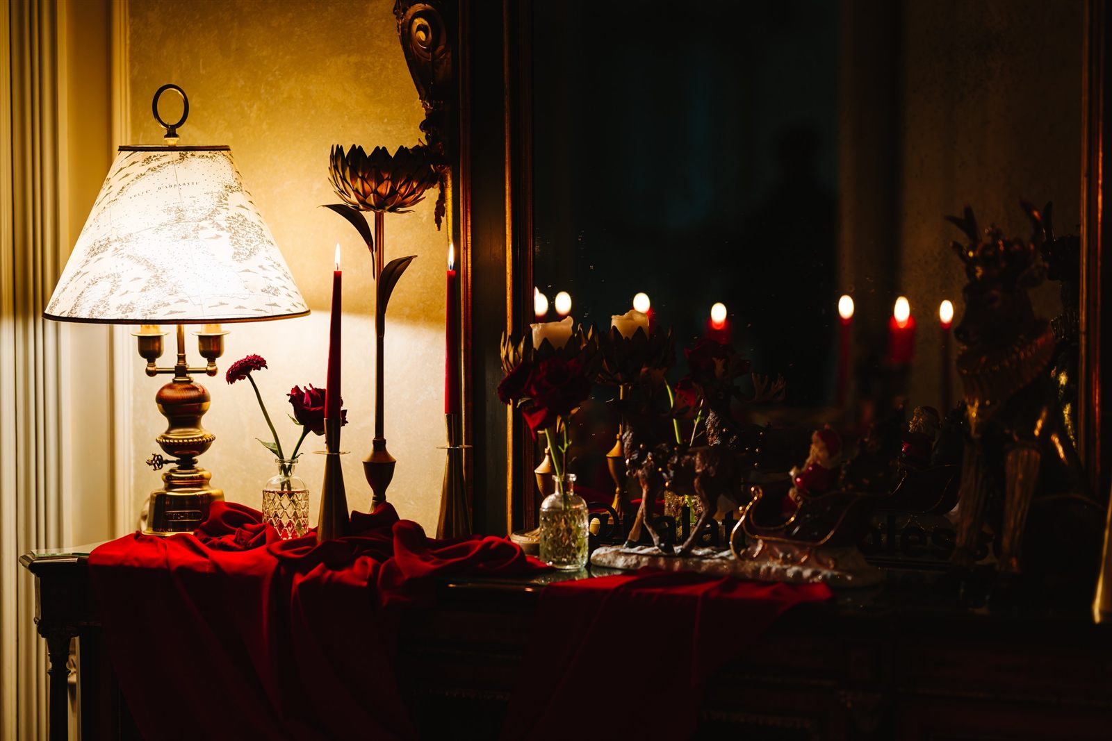 Masă lungă de gală de sărbători pregătită pentru un dineu exclusivist la Palatul Noblesse