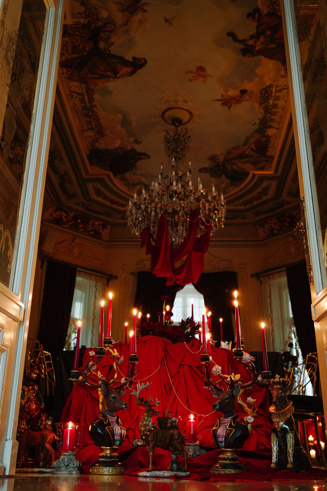Salon central cu masă de gală și candelabre de cristal la Palatul Noblesse