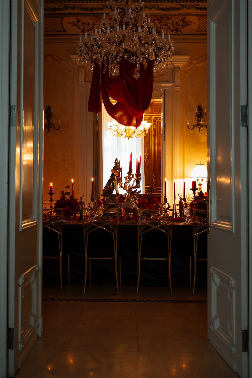 Salon de gală cu lumânări și decor de sărbători la Palatul Noblesse