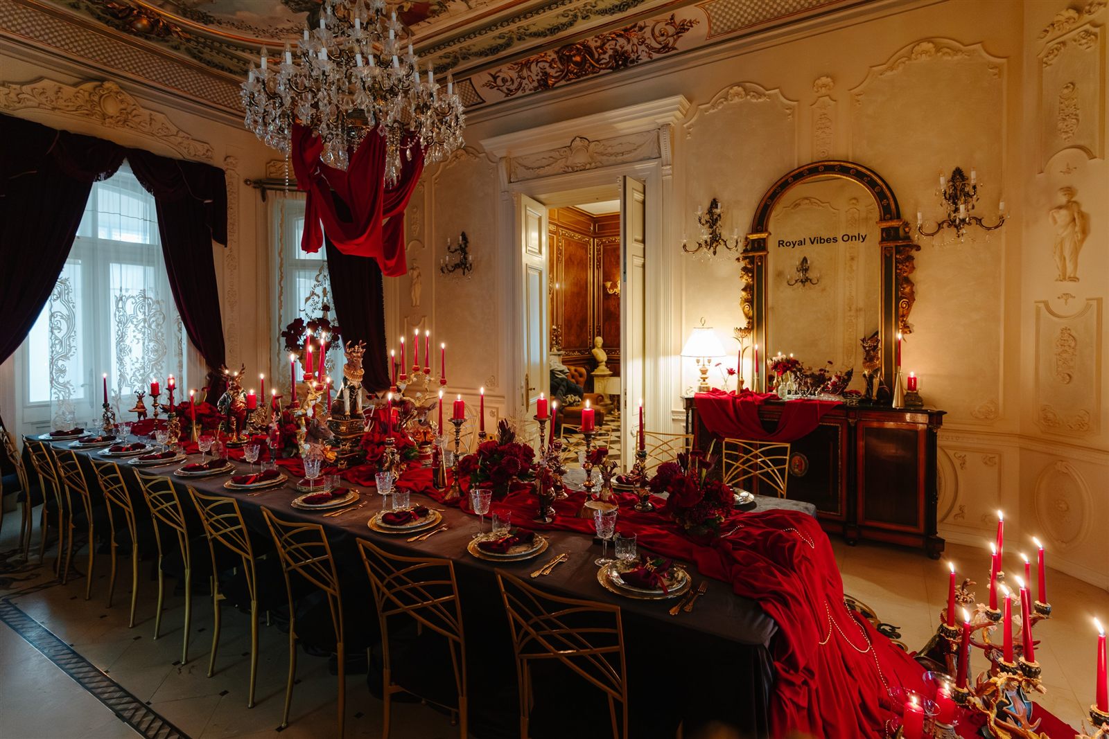 Salon cu masă lungă de gală pregătit pentru un dineu de final de an la Palatul Noblesse