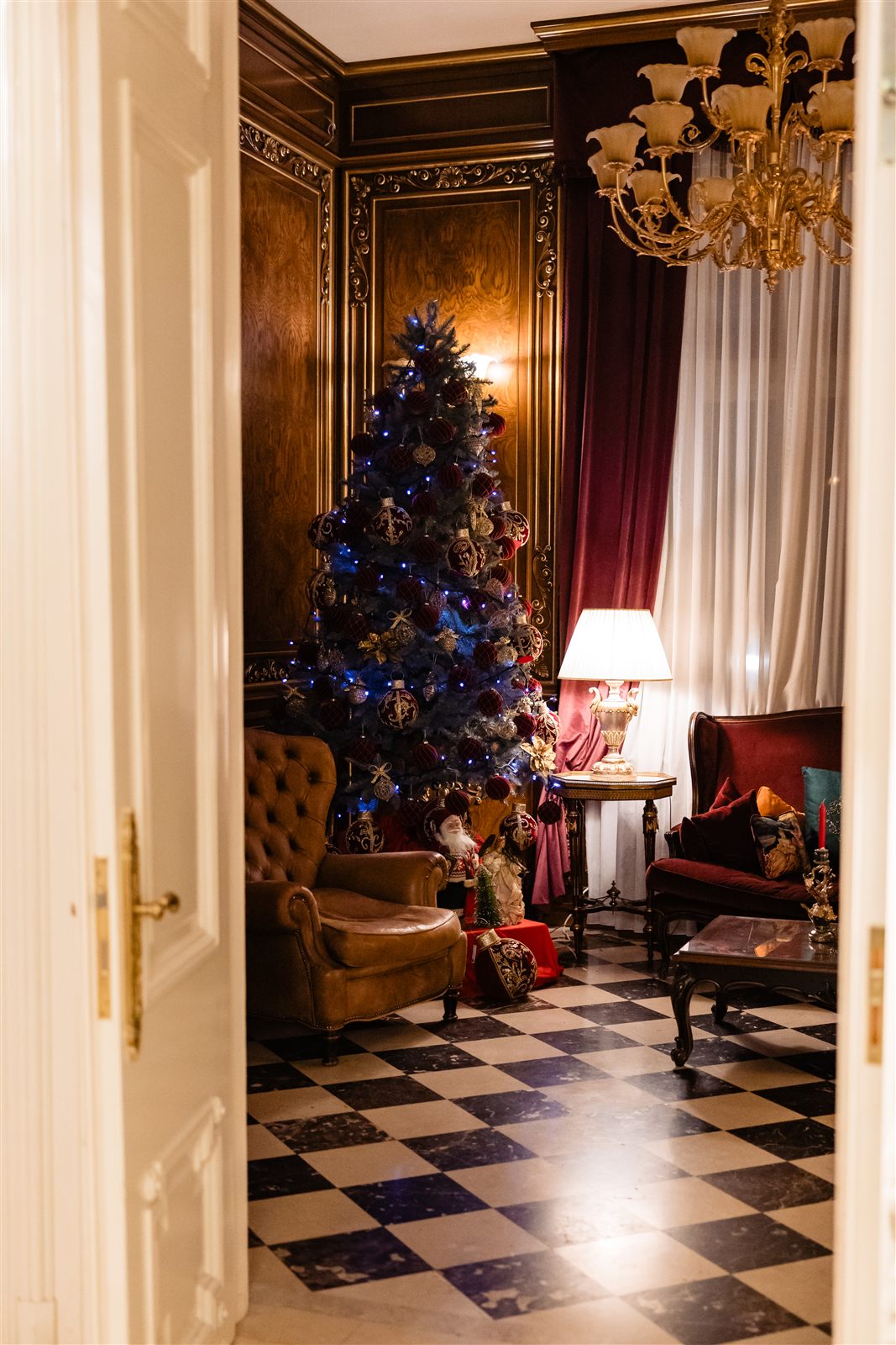 Salonul Regent cu boiserie de nuc și brad de Crăciun, spațiu de retragere la Palatul Noblesse