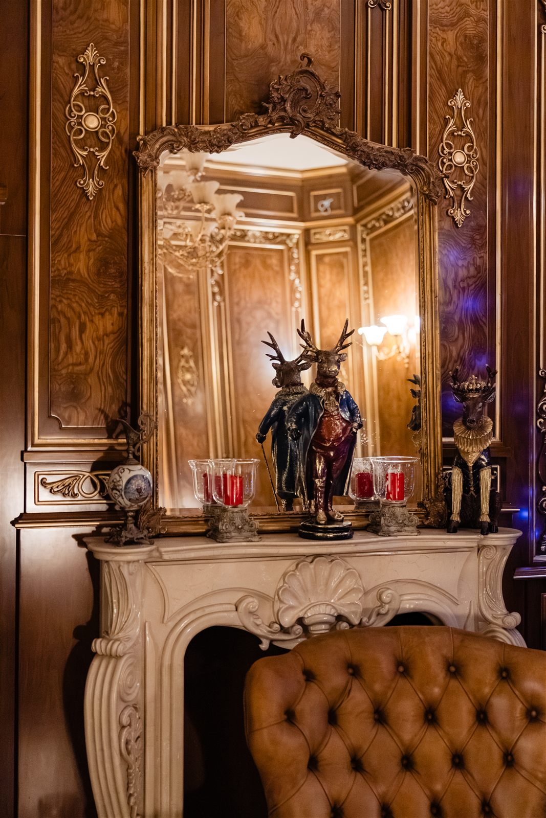 Conversații la căldura șemineului în Salonul Regent al Palatului Noblesse