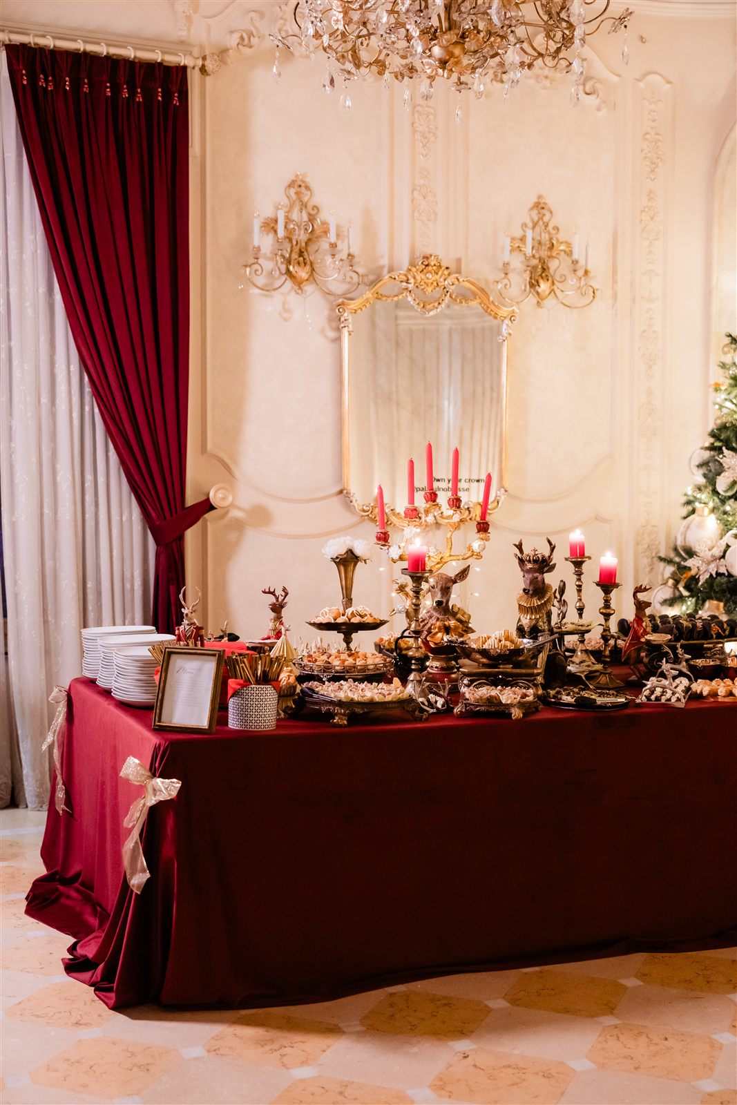 Bufet festiv de Craciun in Salonul Florence decorat in rosu si auriu la Palatul Noblesse