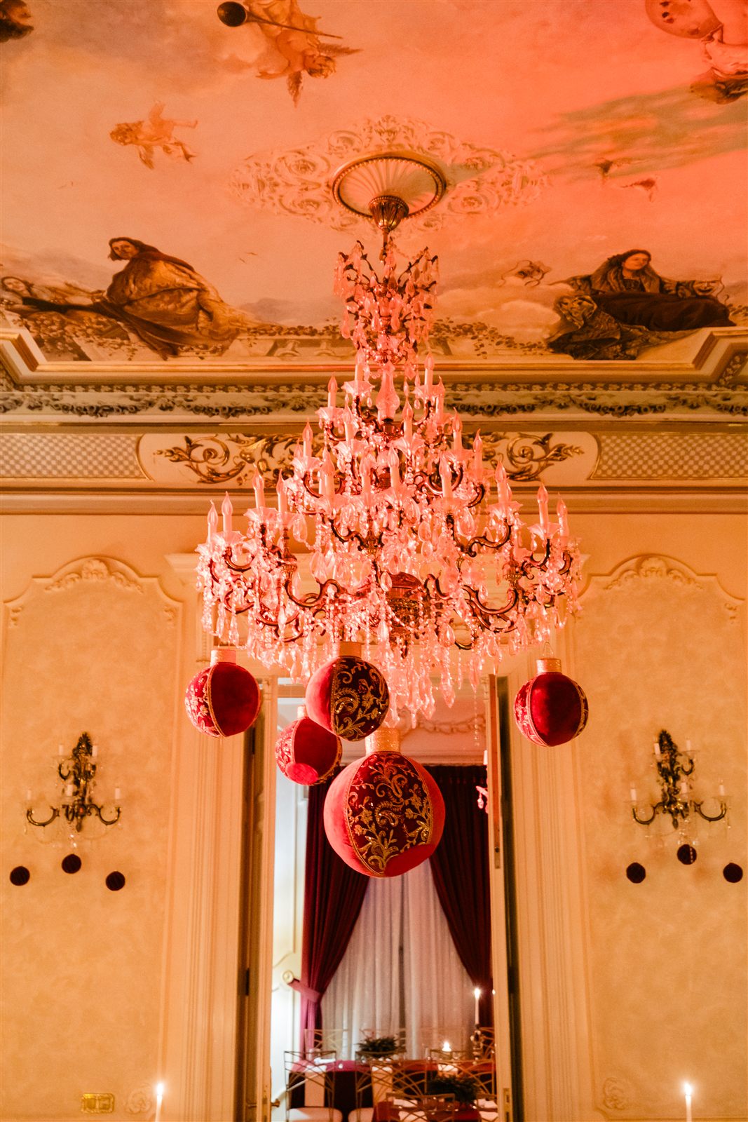 Decoratiuni de Craciun in Salonul Baroque al Palatului Noblesse