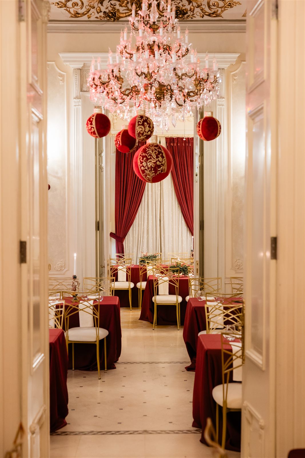 Salonul Florence decorat de Craciun cu mese rosii, scaune aurii si candelabru de cristal la Palatul Noblesse
