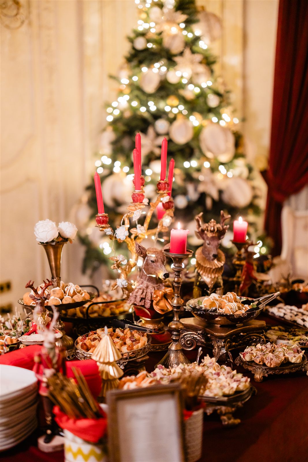Preparate festive aranjate pe bufetul de Craciun din Salonul Florence al Palatului Noblesse