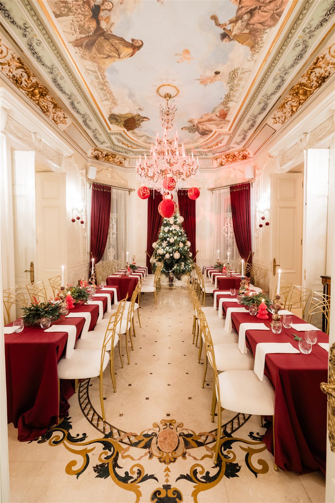 Salon decorat de Craciun cu masa festiva la Palatul Noblesse