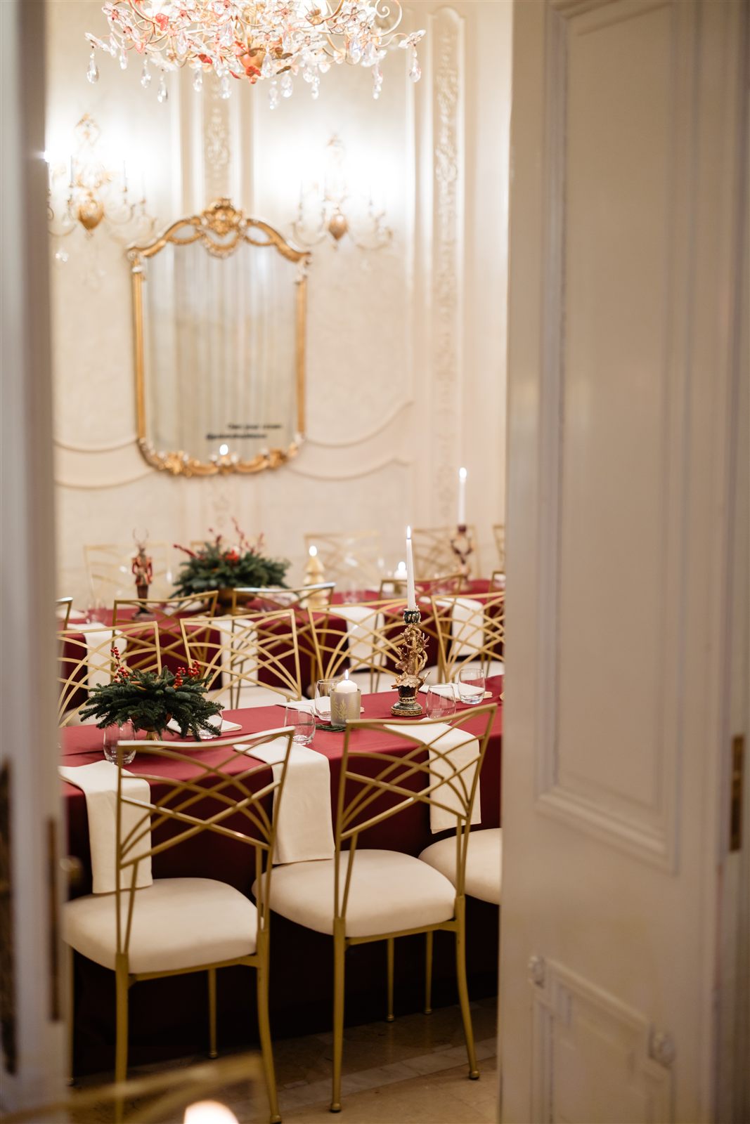 Salonul Florence decorat de Craciun cu mese festive rosii la Palatul Noblesse