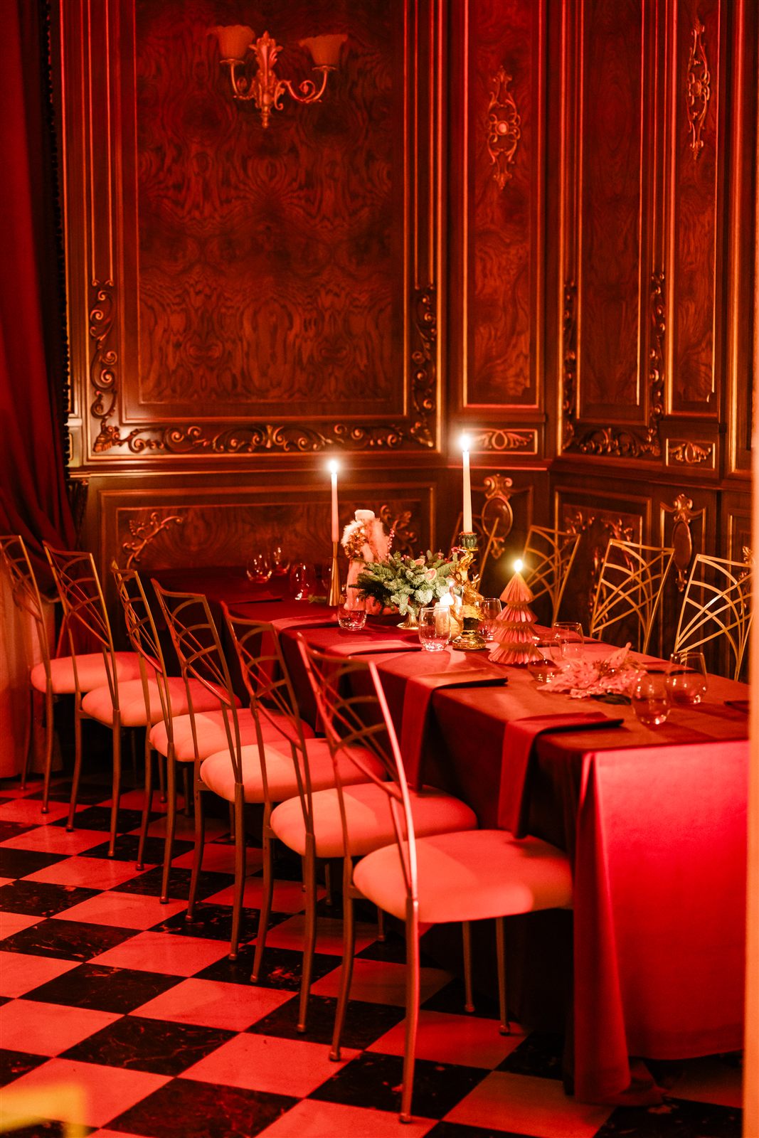 Salonul Regent decorat de Craciun cu masa festiva rosie si lumanari la Palatul Noblesse