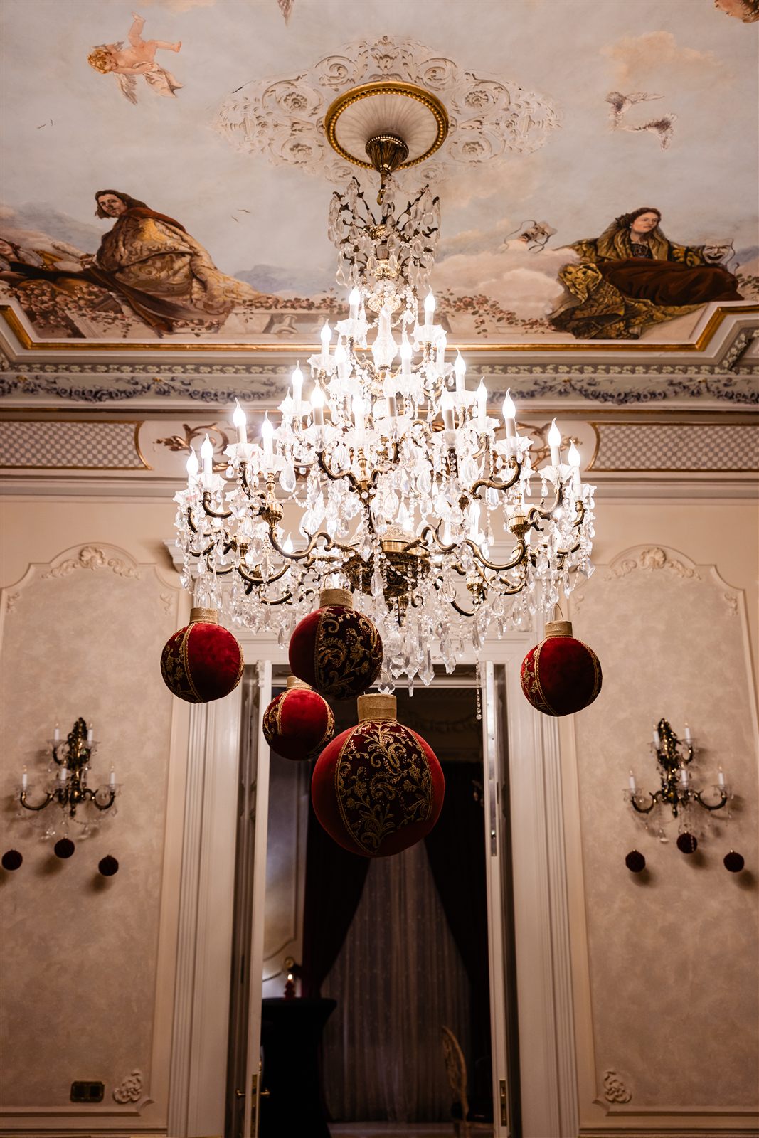 Candelabru de cristal sub plafonul pictat al Palatului Noblesse, monument istoric din 1881