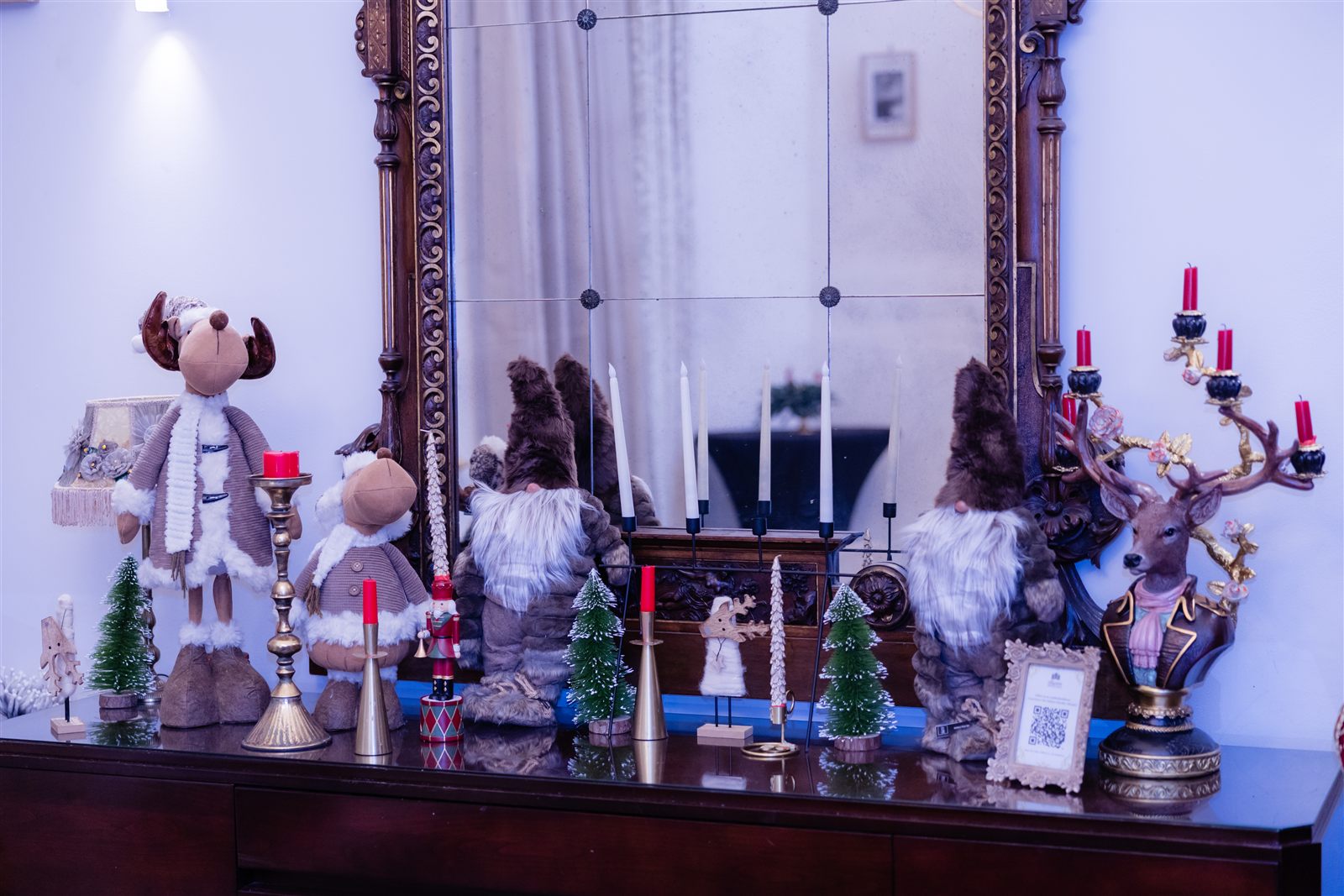 Consolă cu figurine de cerbi și decor de Crăciun