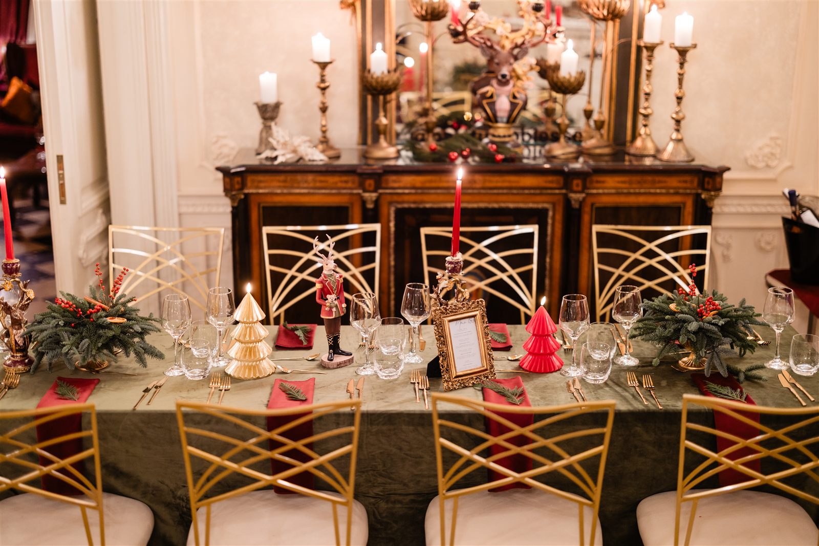 Consolă cu oglindă aurită și decor festiv discret