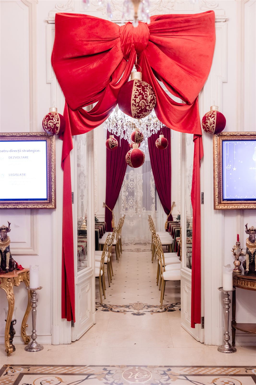 Funda roșie la ușa salonului, decor de sărbători