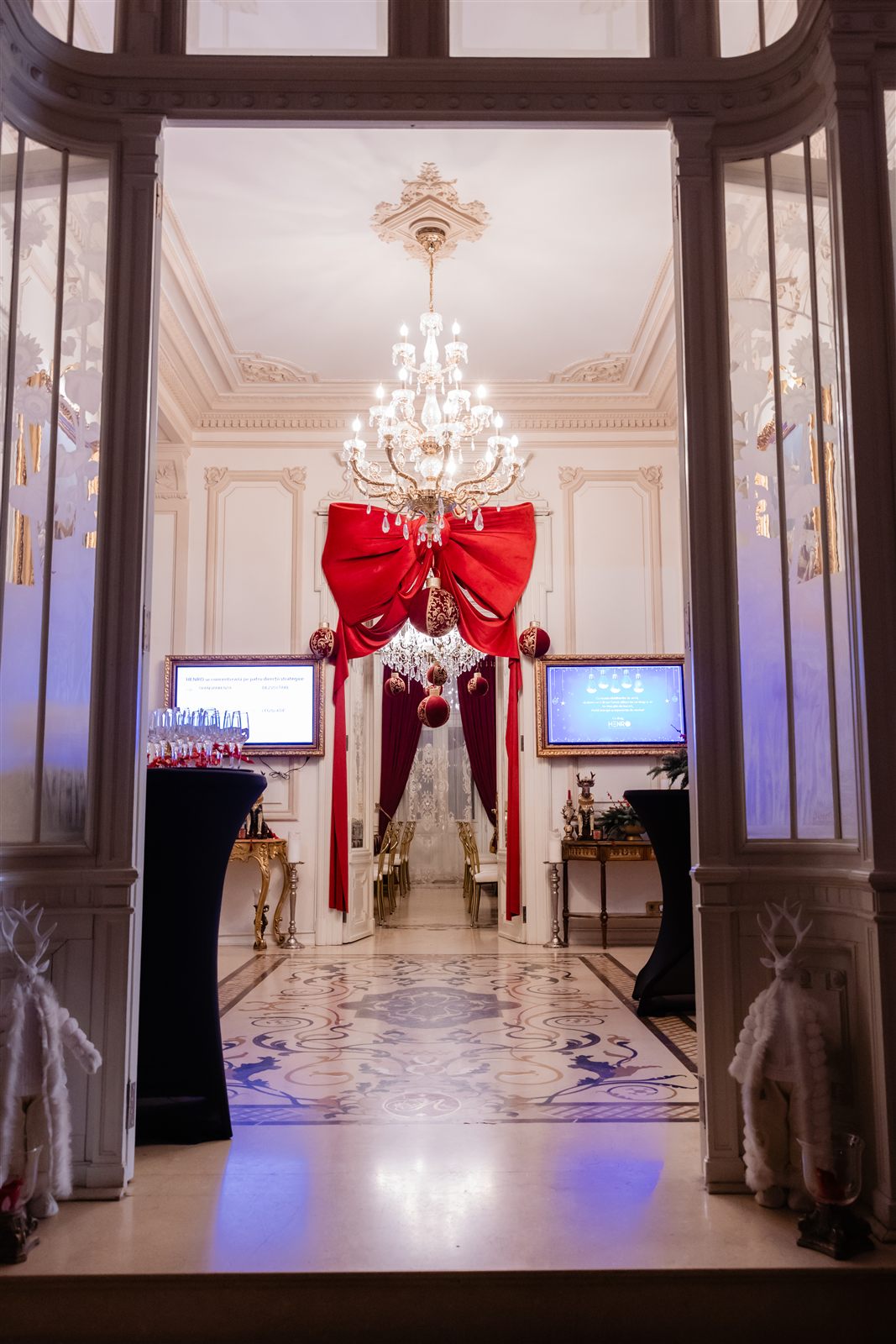 Holul de la intrare cu funda roșie, Palatul Noblesse