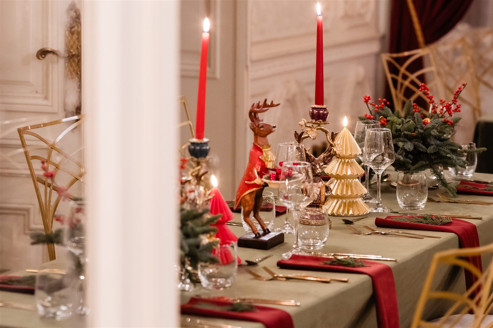 Masă festivă cu cerb auriu și brazi decorativi