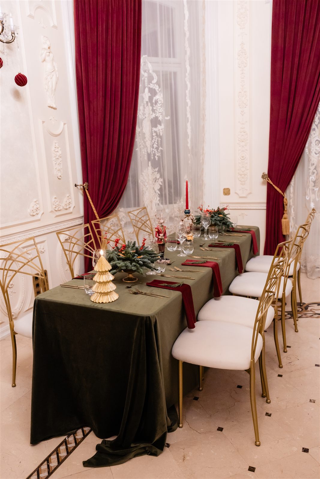 Masă imperială cu catifea verde, scaune aurii și decor de Crăciun