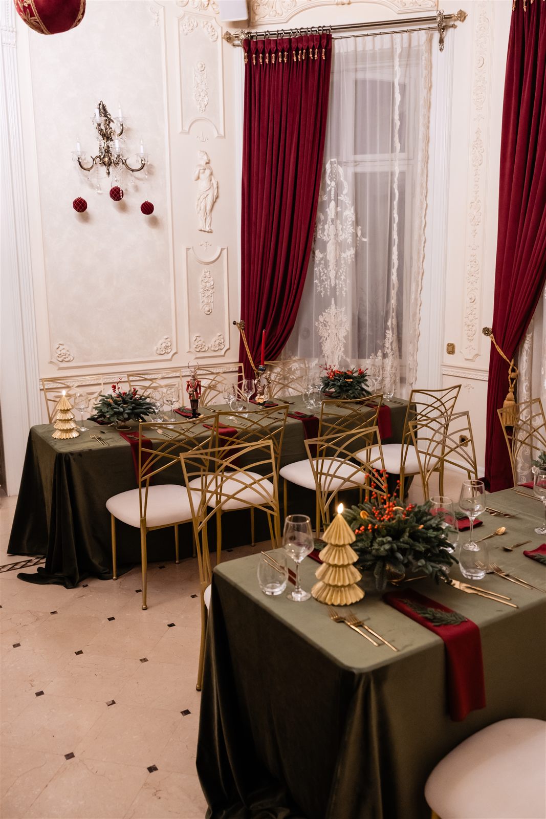 Mese de gală cu lumânări într-un salon istoric