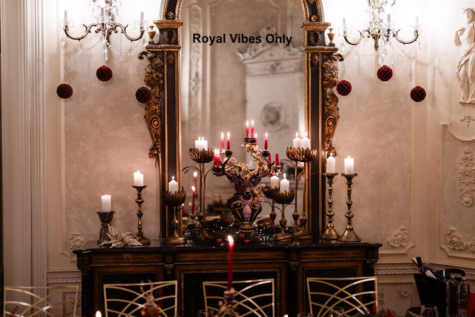 Oglindă venețiană cu sfeșnice și decor de Crăciun, Palatul Noblesse