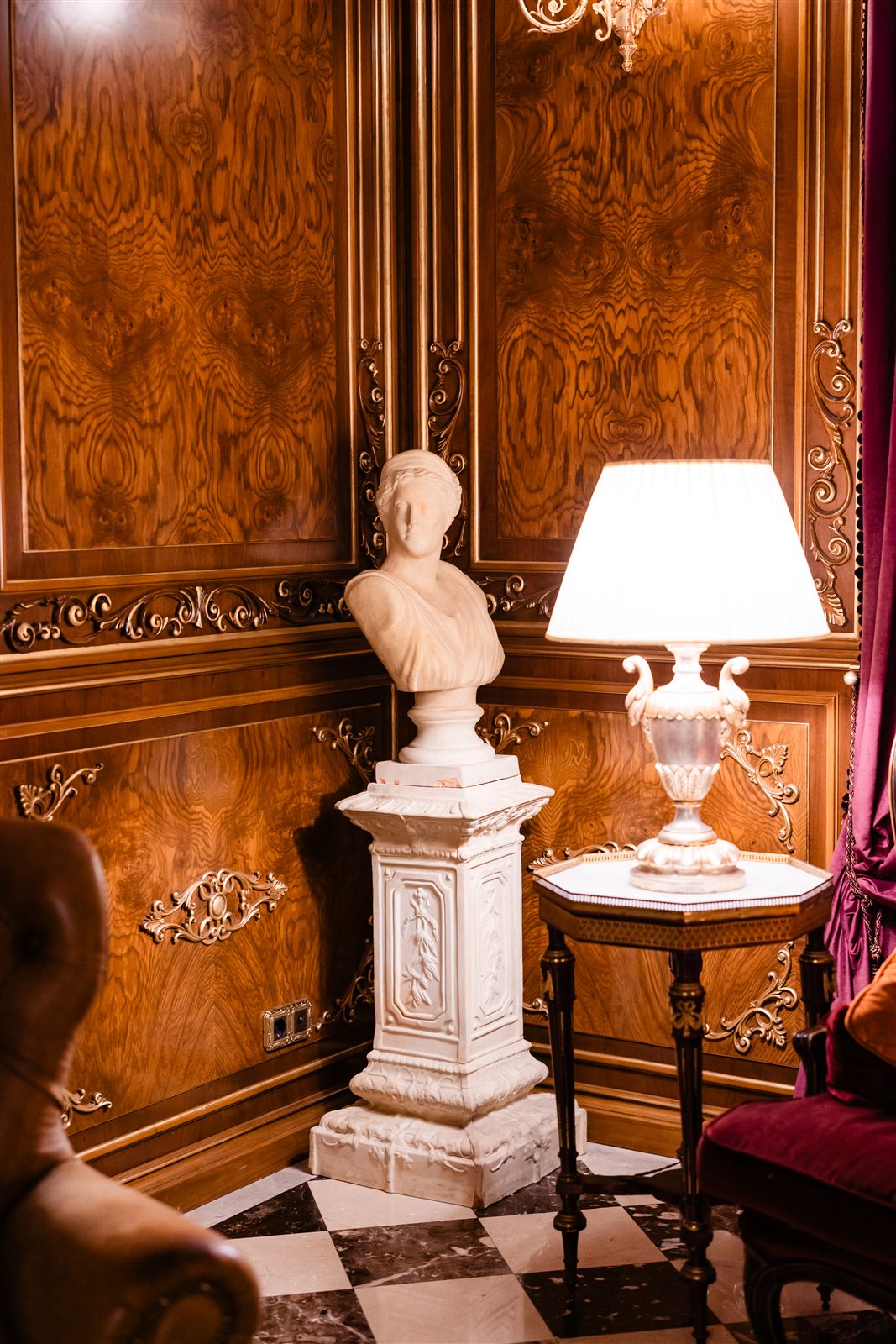 Salonul Regent cu bust clasic și lampă, Palatul Noblesse