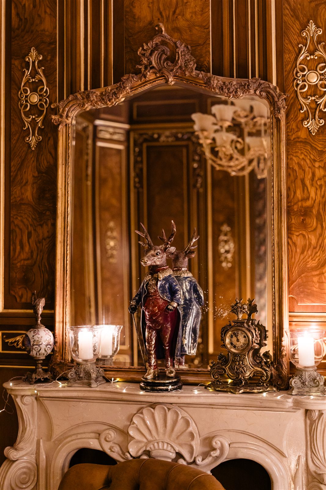 Șemineul și oglinda din Salonul Regent, decor de Crăciun