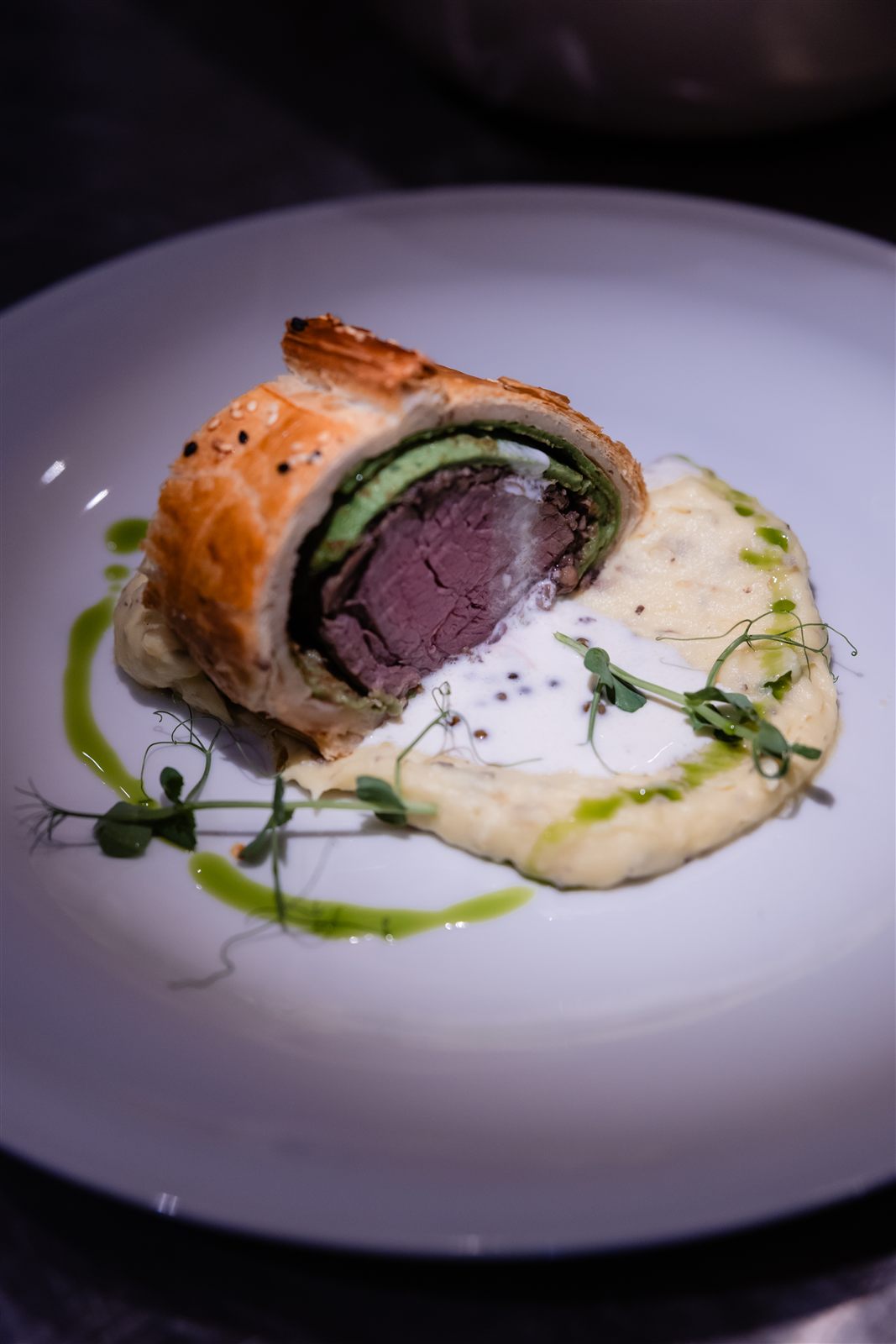 Mușchi de vită în crustă de foietaj, fel principal fine dining