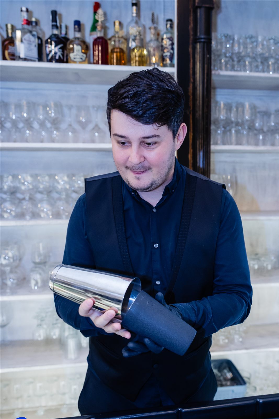 Bartender pregătind un cocktail la Palatul Noblesse