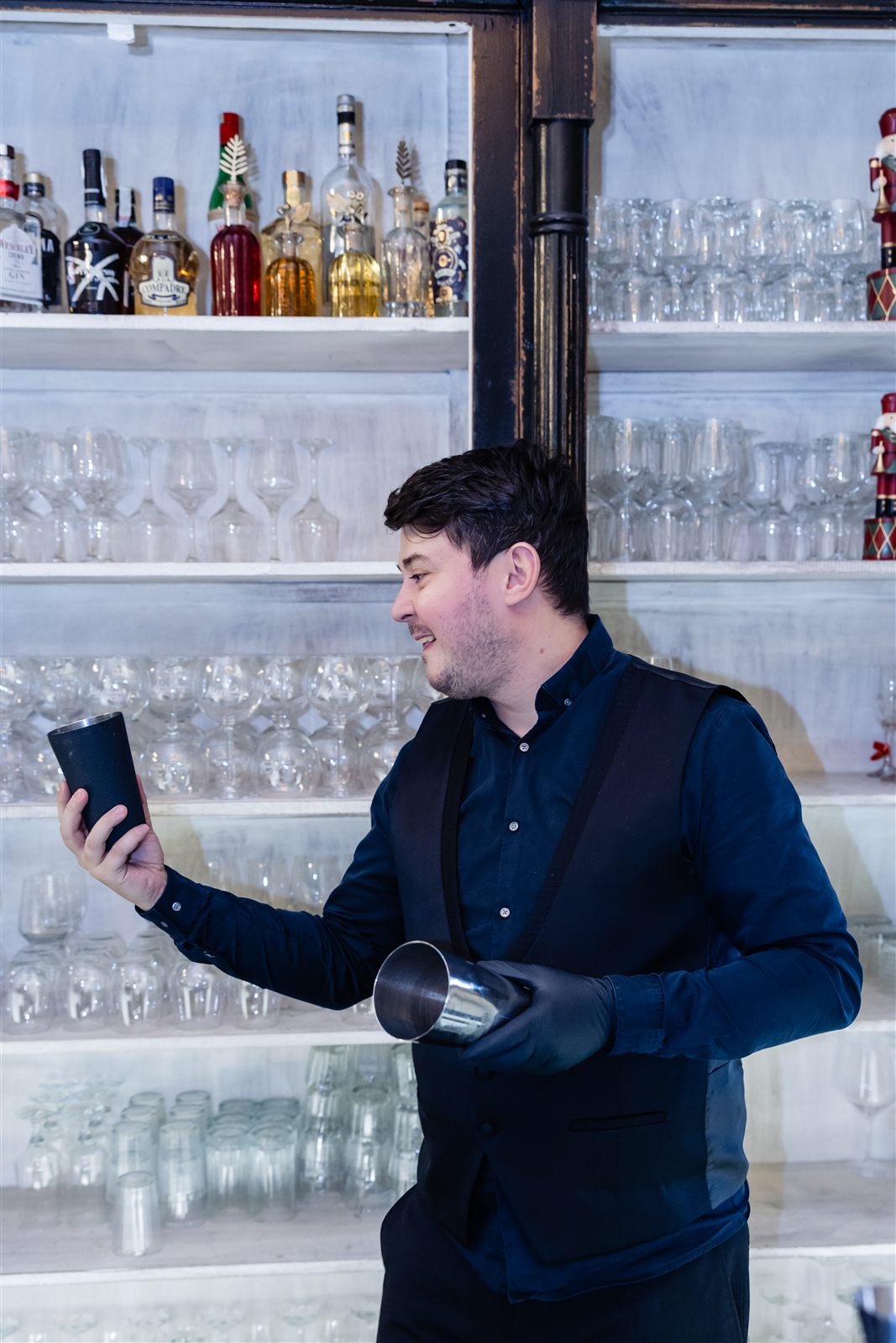 Bartender în timpul unui show la bar, petrecere de sfârșit de an