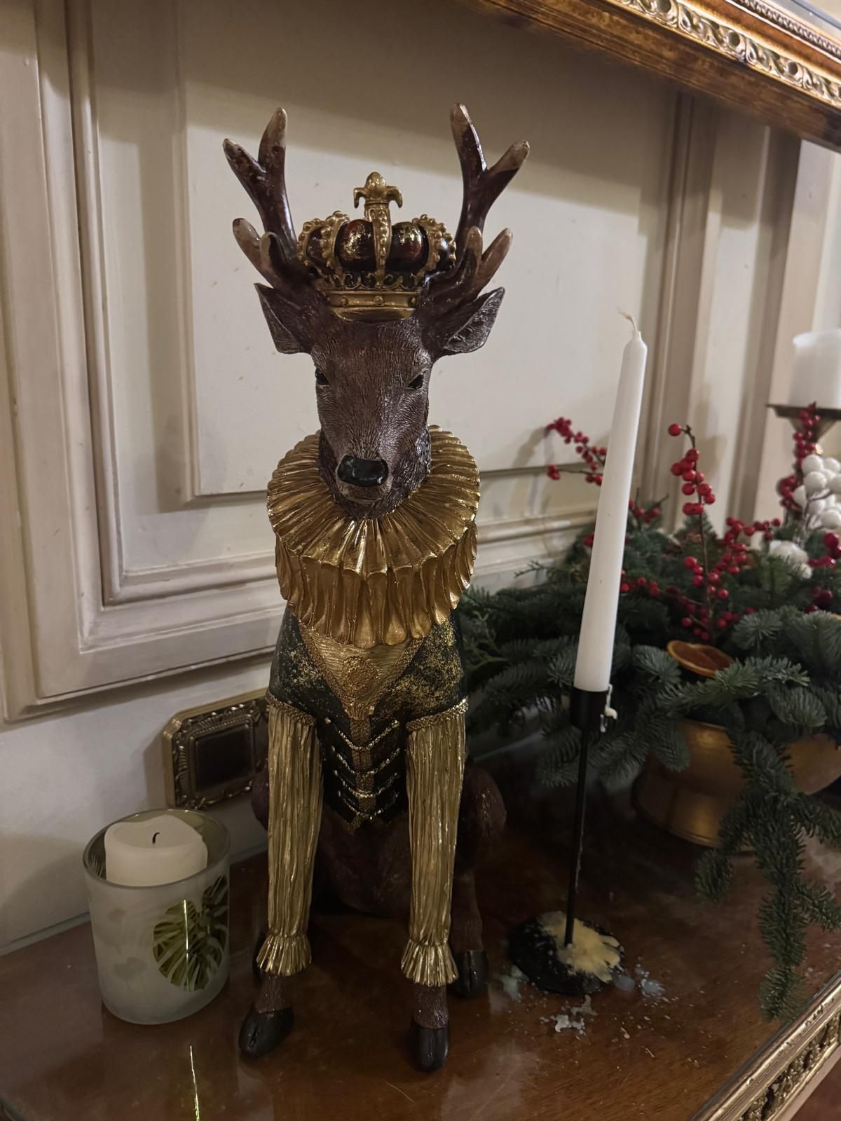 Figurină de cerb cu coroană, decor de Crăciun la petrecerea Exclusive Networks