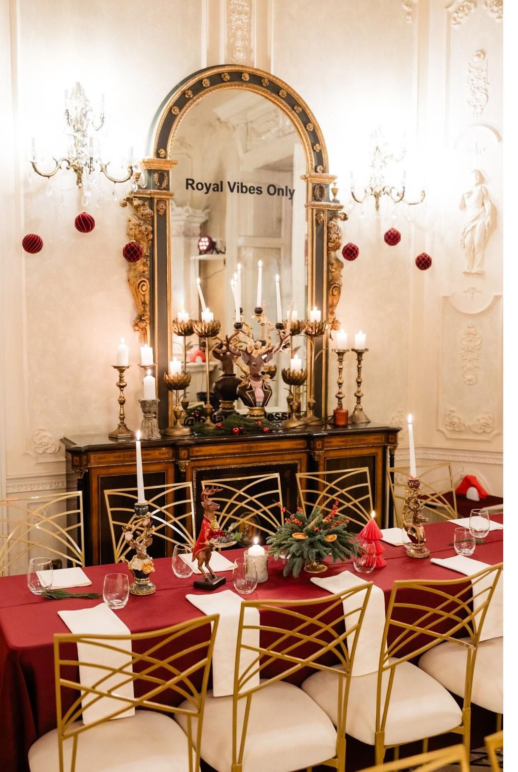 Masă festivă în fața oglinzii aurite, sub candelabru, Palatul Noblesse
