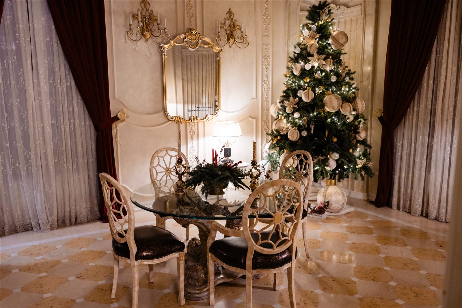 Masă rotundă și brad de Crăciun într-un salon al Palatului Noblesse