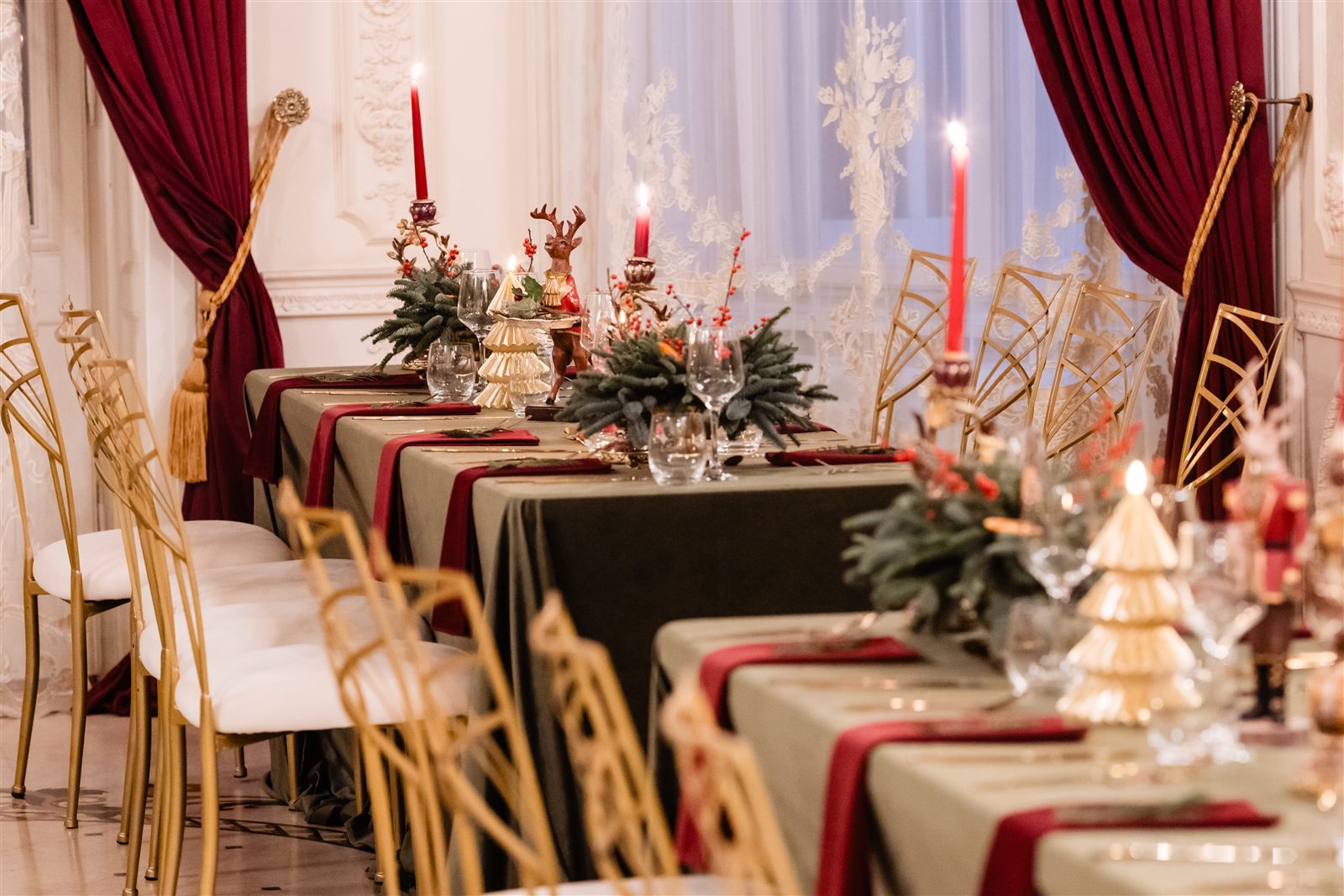 Mese lungi cu lumânări roșii într-un salon al Palatului Noblesse