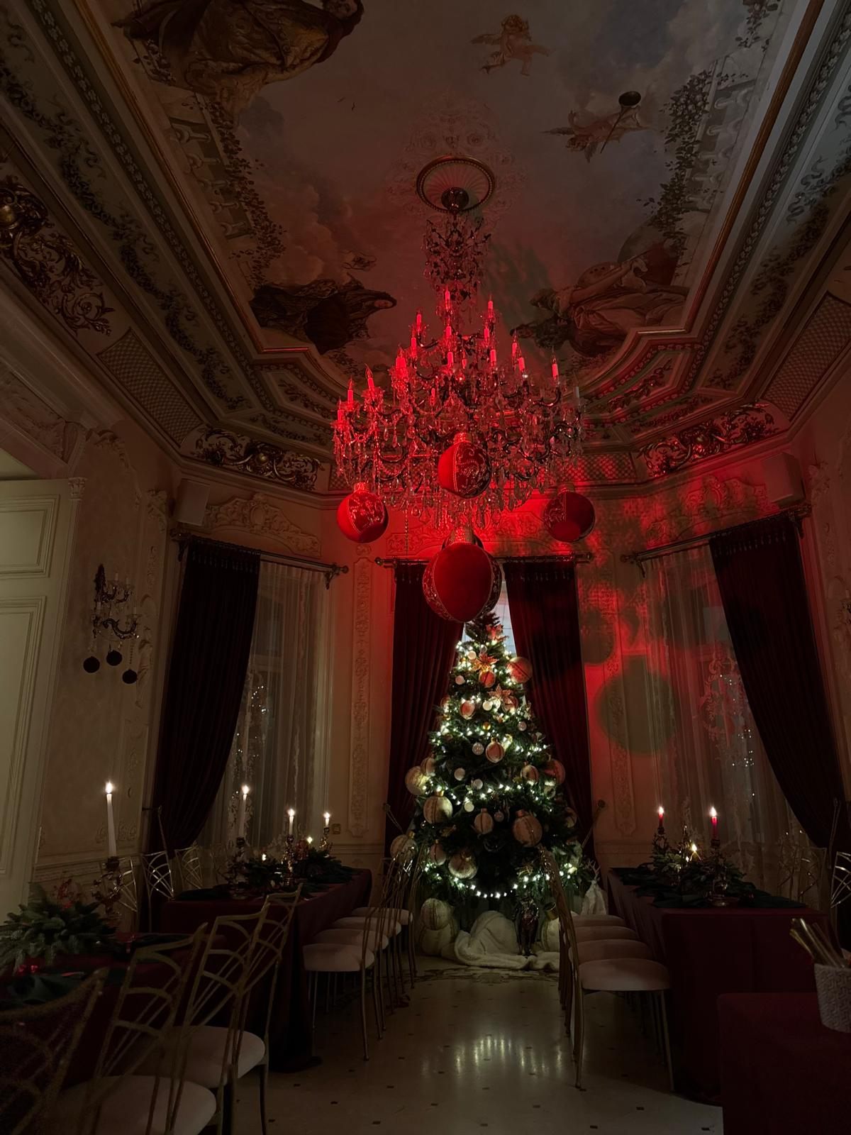 Salon cu candelabru de cristal, lumini roșii și brad de Crăciun, Palatul Noblesse