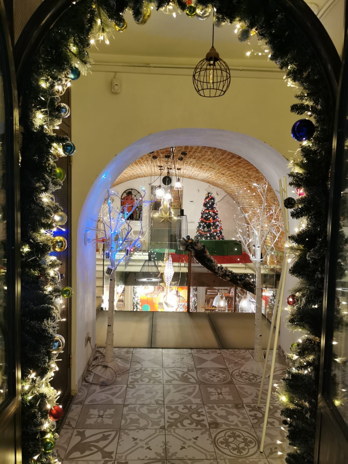 Arcadă cu ghirlande luminoase la intrarea în Biblioteka, decor de Crăciun