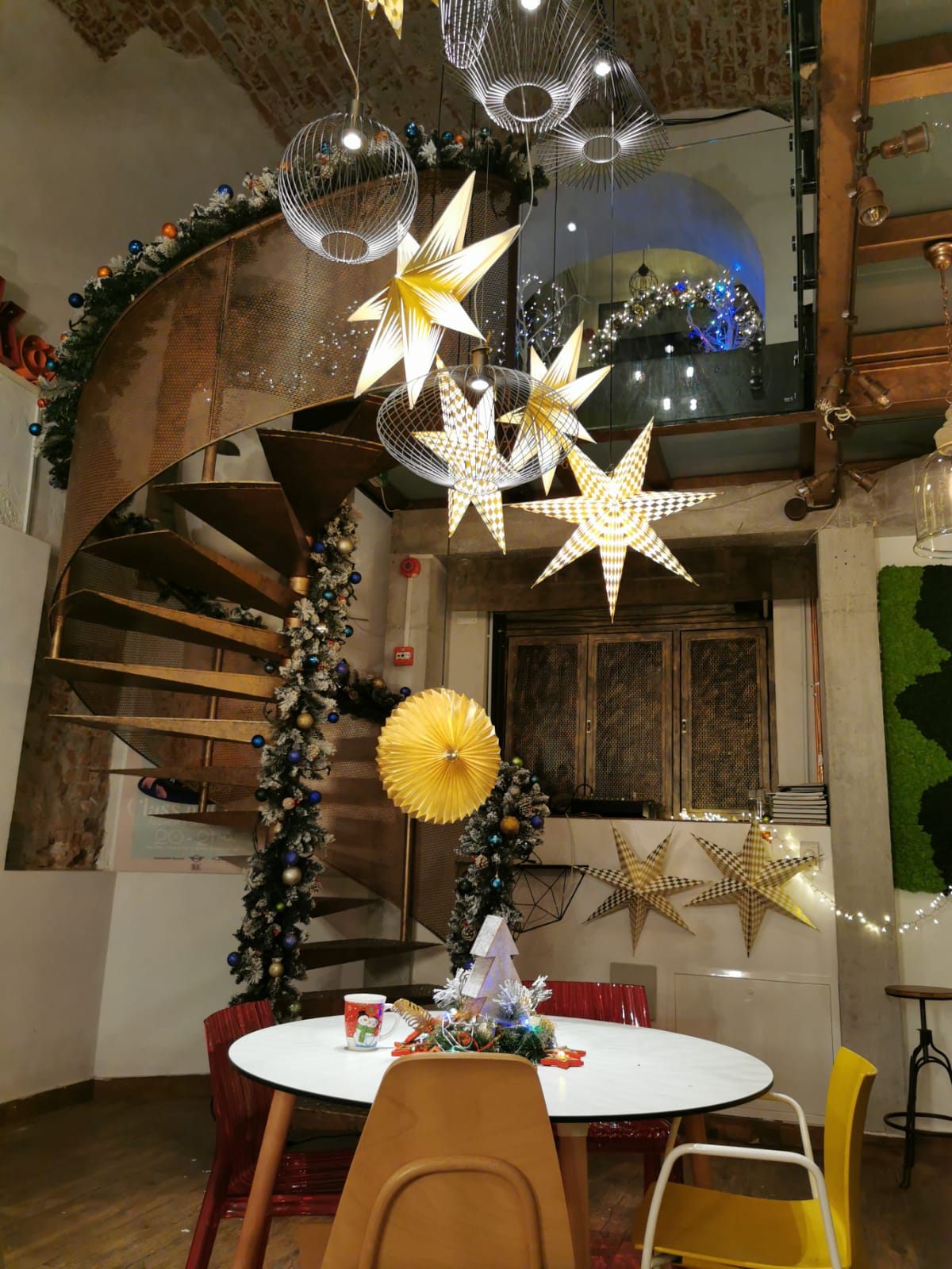 Scară în spirală decorată cu stele aurii de Crăciun, Biblioteka