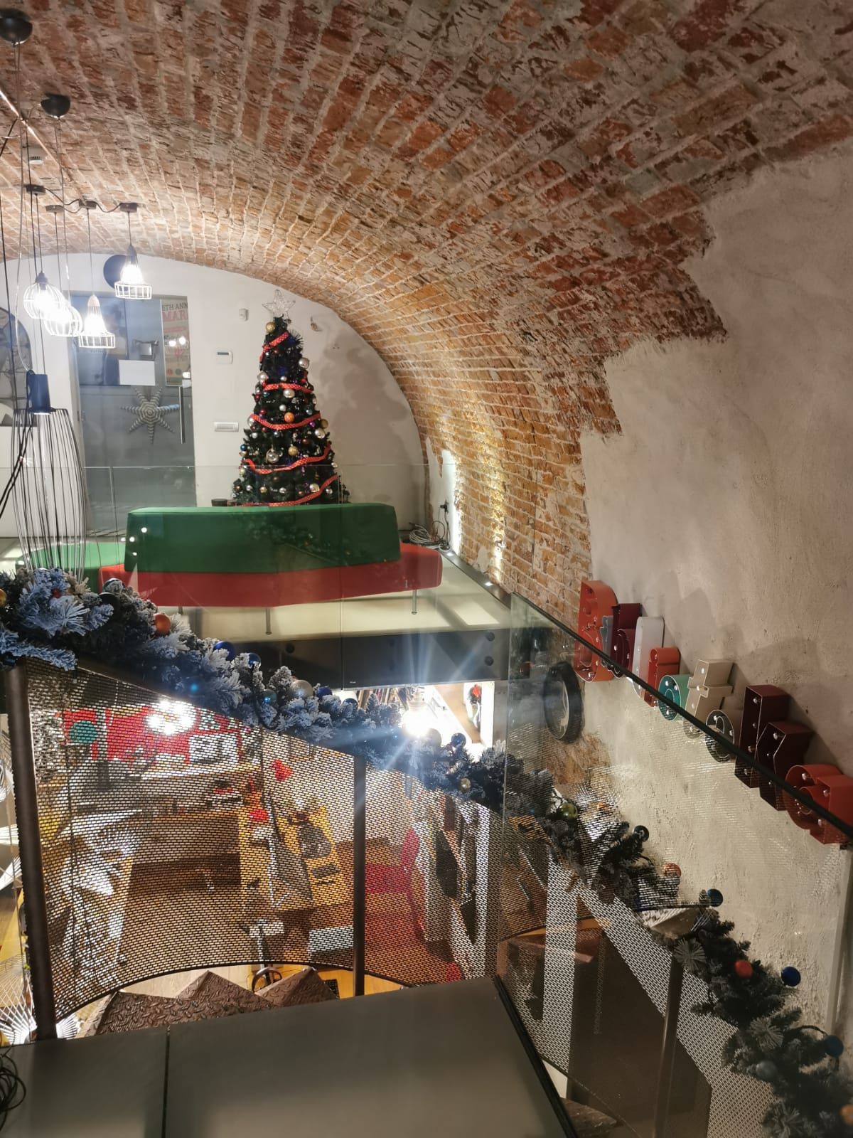 Brad de Crăciun văzut din galeria Bibliotekăi, sub bolta de cărămidă
