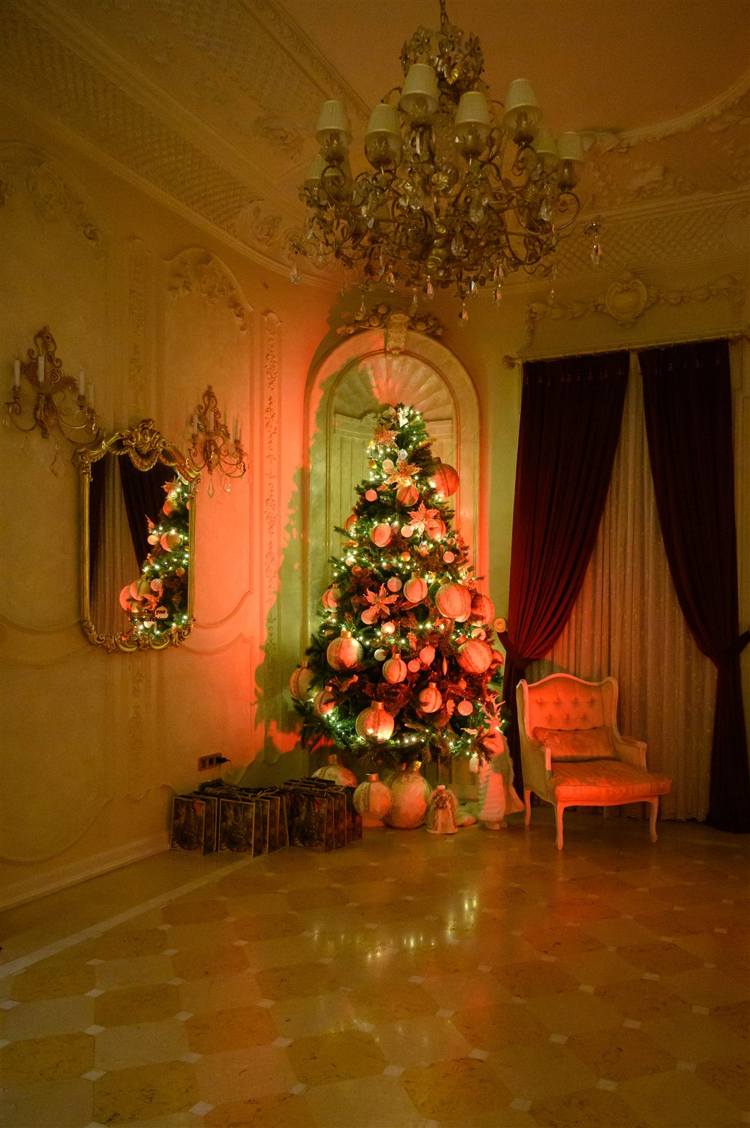 Brad de Crăciun și candelabru de cristal, decor de sărbători la Palat