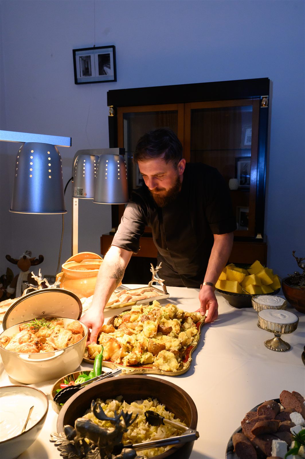 Chef-ul Palatului Noblesse la stația de preparate calde, petrecere de Crăciun