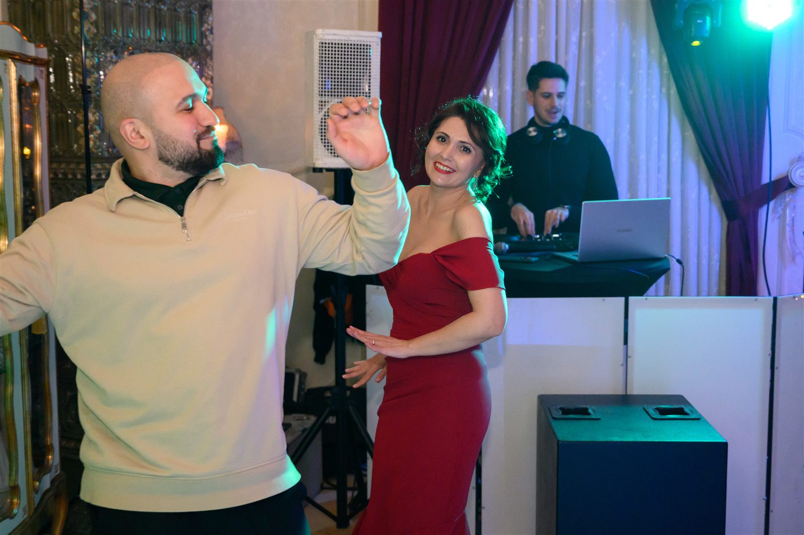 DJ și invitați pe ringul de dans, petrecere de Crăciun corporate
