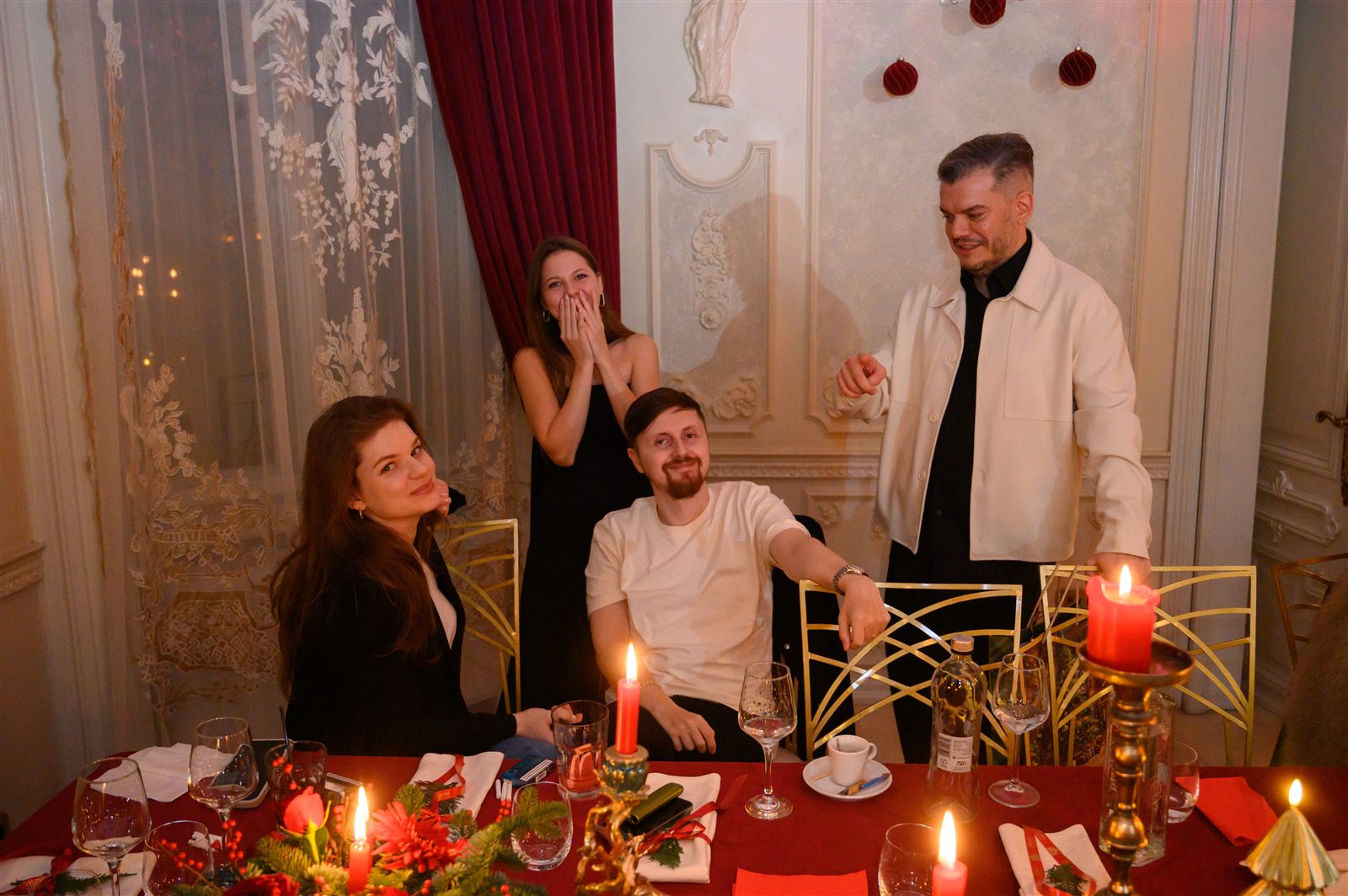 Invitați la masă, la lumina lumânărilor, petrecere de Crăciun corporate