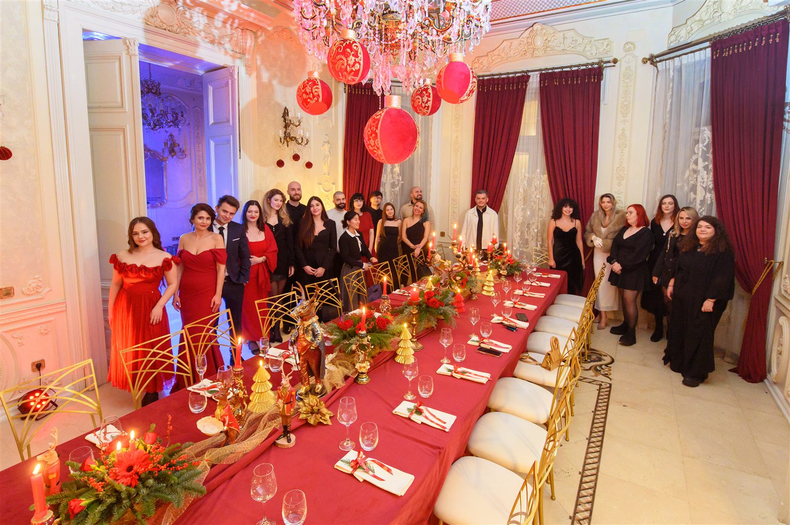 Invitații companiei la masa lungă de Crăciun, Palatul Noblesse București