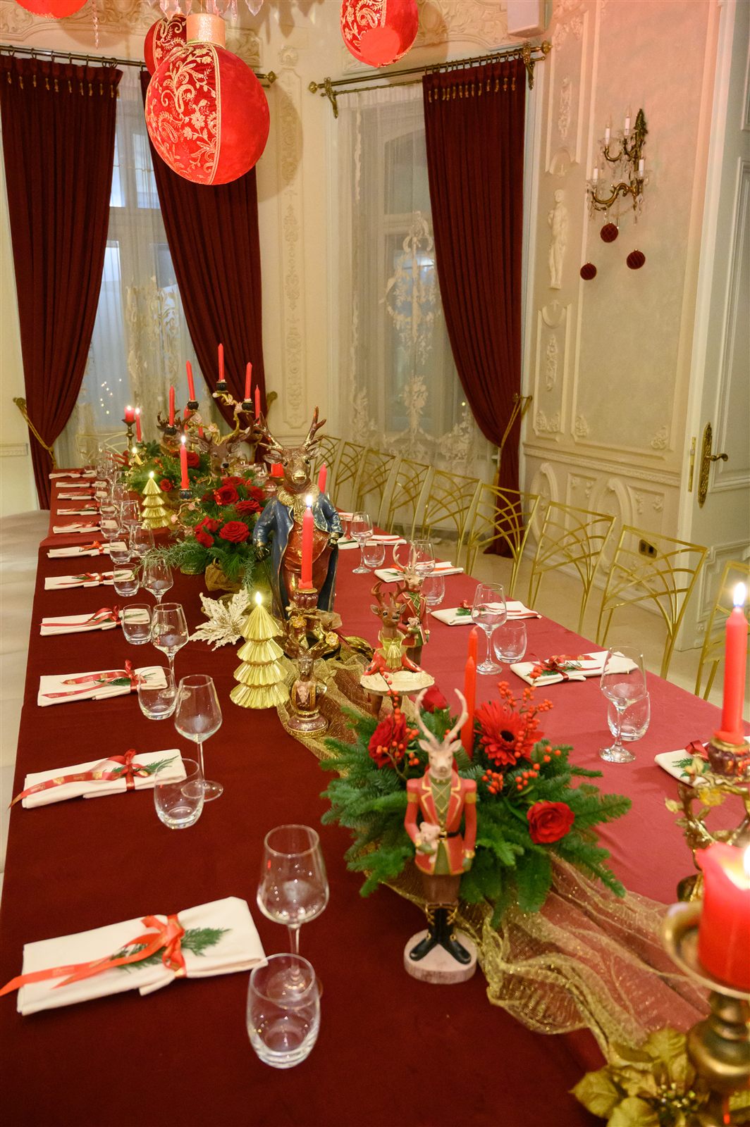 Masă imperială de Crăciun cu decor roșu și auriu, petrecerea de Crăciun Dossier