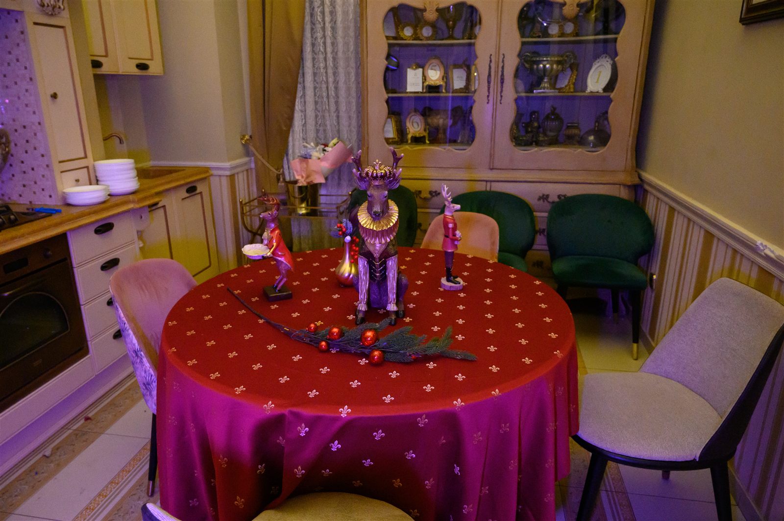 Masă rotundă de Crăciun într-un salon de la parterul Palatului Noblesse