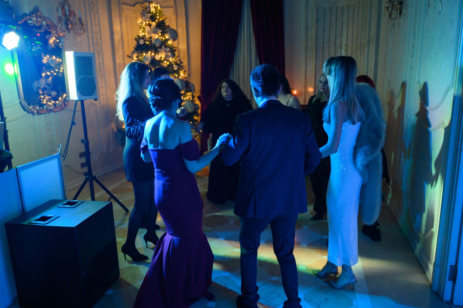 Petrecere cu lumini de scenă și DJ în salonul Palatului Noblesse