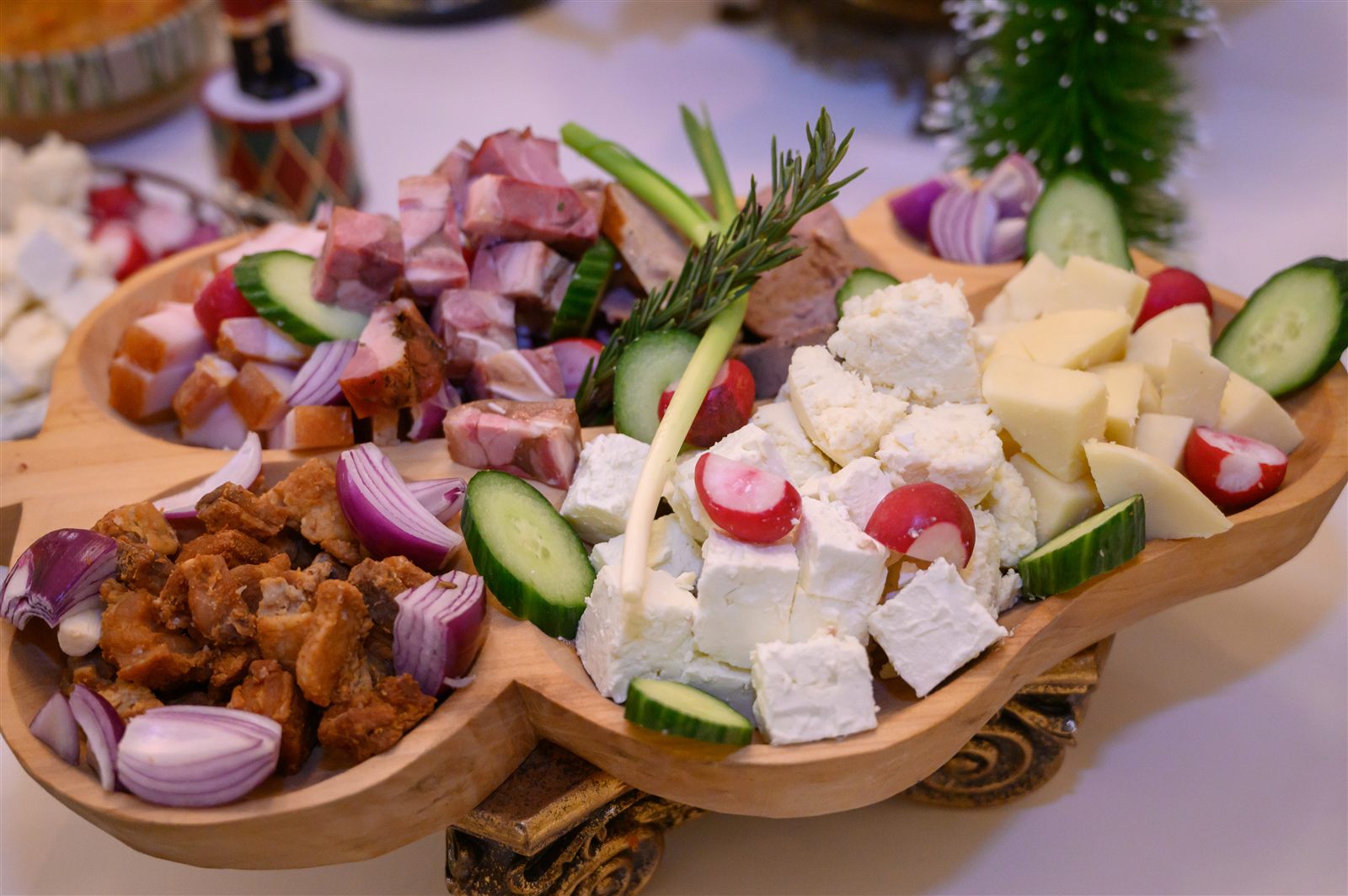 Platou românesc cu brânzeturi, cârnați și legume, petrecere de Crăciun corporate