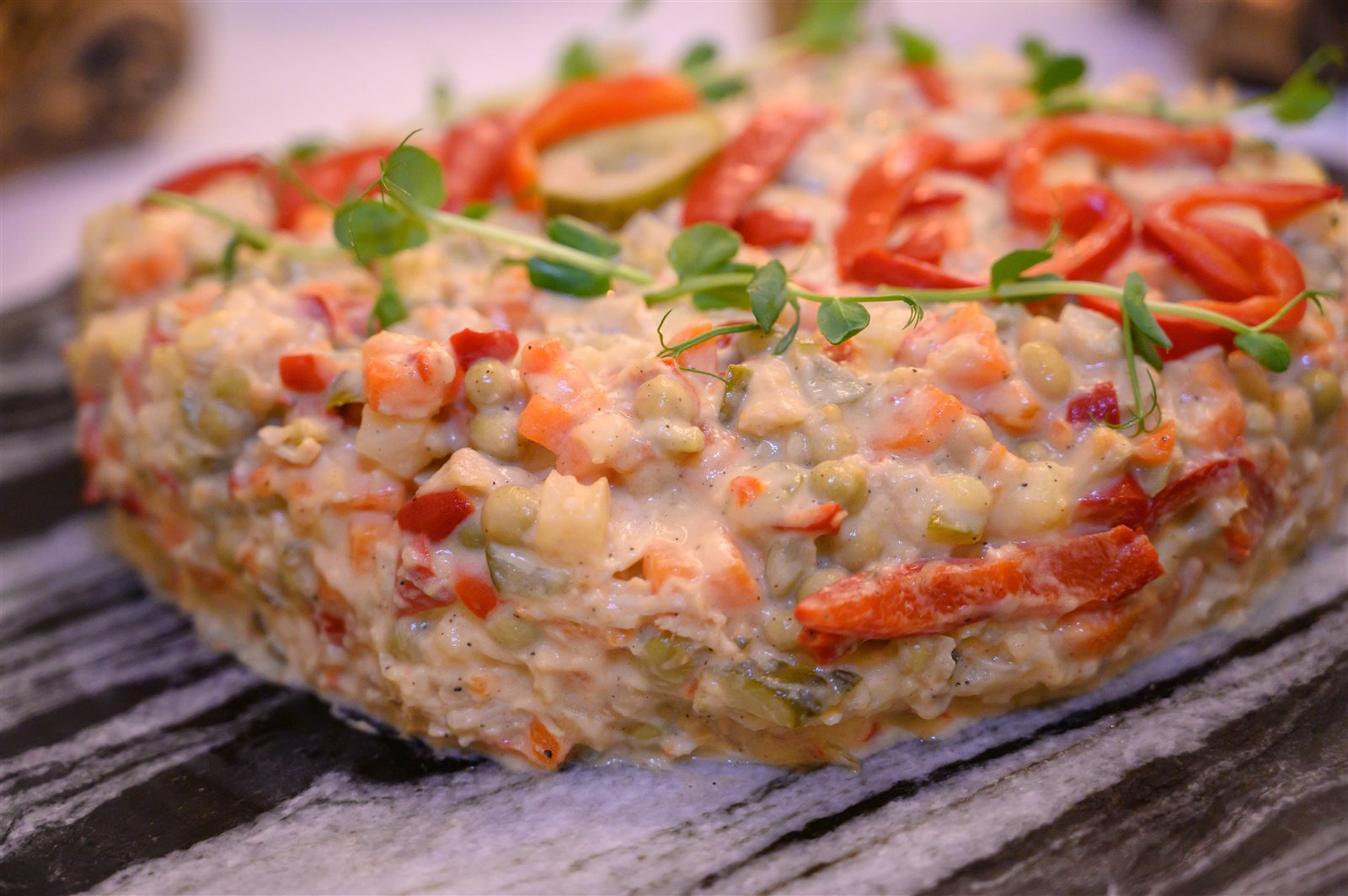 Detaliu salată de boeuf, antreu tradițional românesc de Crăciun