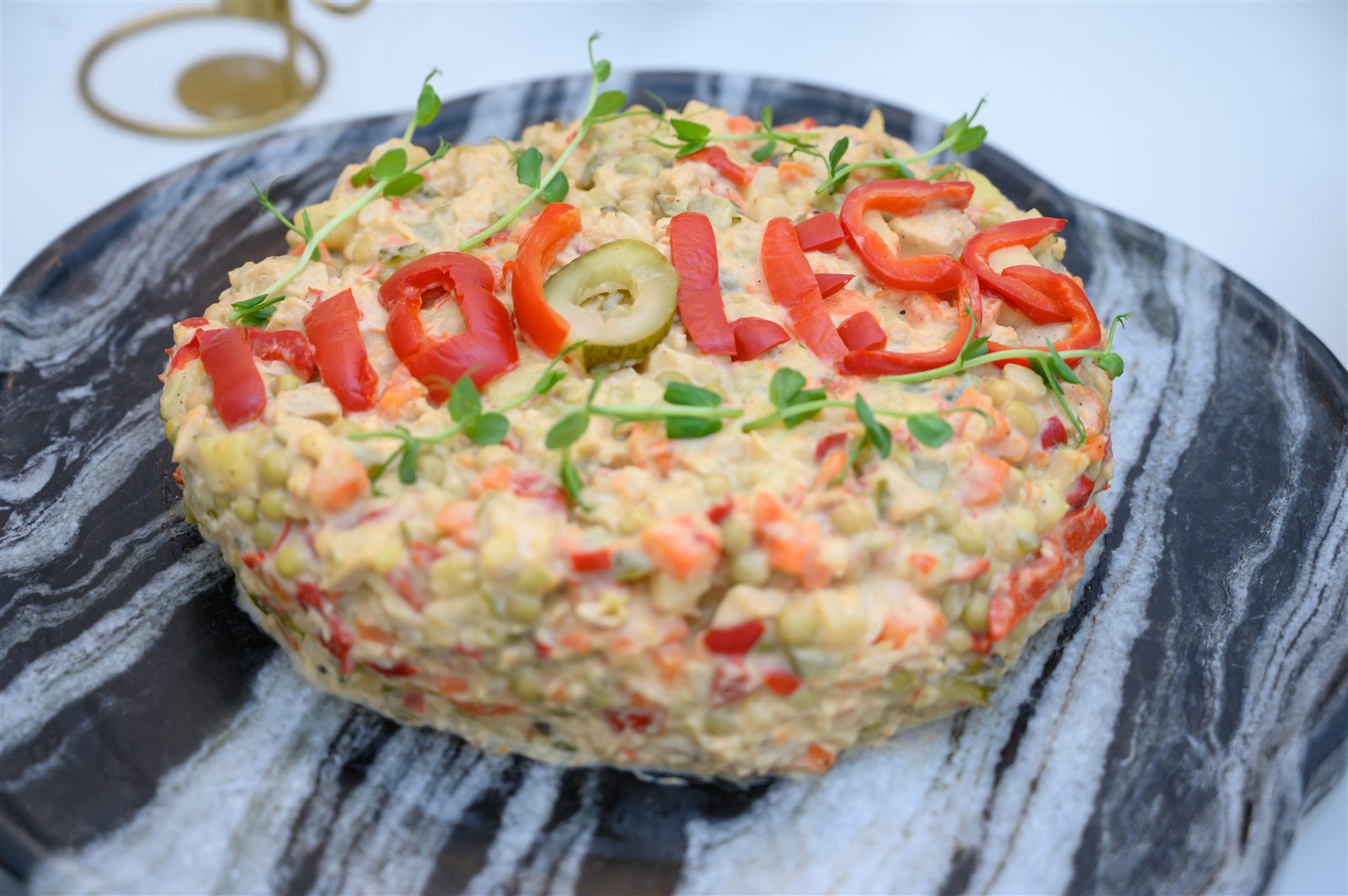 Salată de boeuf decorată cu numele Palatului Noblesse, meniu românesc de Crăciun